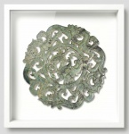 Grande mandala chinesa de dois lados, esculpida em bloco único em Jade verde natural e  decorada com Fênix e dragões aquáticos. Med. 24 cm. Acondicionada em moldura caixa NOVA. Med. 38 x 37 cm