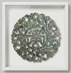 Grande mandala chinesa de dois lados, esculpida em bloco único em Jade verde espinafre natural e  decorada com ideograma da felicidade e prosperidade e dragões aquáticos. Med. 24 cm. Acondicionada em moldura caixa NOVA. Med. 38 x 37 cm