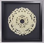 Grande mandala chinesa 'BI DISC' de dois lados, esculpida em bloco único em Jade verde celadon natural, decorada com dragões estilizados e furo central. Med. 30 cm. Acondicionada em moldura caixa NOVA. Med. 43.5 x 41.5 cm