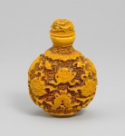 Antigo snuff bottle chinês em material não indetificado, pigmentos amarelos. Med. 7 cm