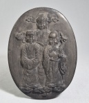 CHINA, Circa de 1900 - Caixa oval para uso de tinta, dita: "Inkstone", tendo tampa esculpida em relevo com 3 divindades: Fu, Lu, Shou. Interior com detalhe de flor de Lotus. Med. 15 x 11x 3 cm.