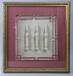 Quadro tipo vitrine, montado com 3 antigas esculturas chinesas esculpidas em pedra Jade verde celadon, aplicadas sobre fundo de tecido, representando monges. Med.13,5 cm. Moldura original com douração. Med. 37,5 x 35 cm.