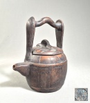 CHINA, Séc.XIX/XX - Antigo bule cerimonial Yixing em cerâmica chinesa Zisha com alça fixa (Tiliang Hu). Corpo modelado em formato de balde de ripas. Base com marca apócrifa circular de seis caracteres Da Qing Qianlong Nian Zhi. Med. 17 x 14 cm.
