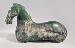 Grande torso de cavalo em cerâmica chinesa, esmaltação verde Jade, no estilo dos torsos da Dinastia HAN (206 A.C - 220 BC), chamados: 'Legless Horse'. Corpo robusto, cabeça alongada, possui orifícios para encaixe das orelhas e cauda. Superfície com antigas oxidações e desgastes. Na parte de baixo, a cerâmica é aparente, e indicios de furos com pinos. Possivelmente peça de homenagem Tang ou Ming. Med. 43 x 26 x 15 cm. -------- VER OUTRAS - https://www.antiquities.co.uk/shop/ancient-figurines-statues/horses/han-terracotta-horse-sculpture/  ----- https://zentnercollection.com/product/chinese-han-dynasty-pottery-horse/  -------  https://blackmancruz.com/products/painted-horse-torso-and-head  ------  https://www.sothebys.com/en/auctions/ecatalogue/2005/arcade-furniture-decorative-works-of-art-n01761/lot.765.html
