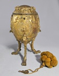 ÁUSTRIA /ALEMANHA - SÉC.XIX - Rara caixa cofre no formato ovoide estilo Fabergé, feita em Bronze Ormulu (banho de Ouro). ornada com reservas e delicados relevos com 'cenas campestres', guirlandas, flores volutas e arabescos.  Pernas recurvas encimadas por cabeças de Águias e pés em garras. Med. 22 cm. Alguns desgastes no banho de ouro.