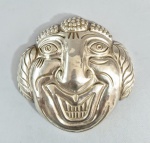 Antiga mascara italiana em metal branco, retratando sátiro ou figura da comedia Dell'arte. Med. 24 x 23 cm