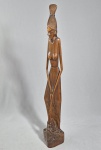 INDONÉSIA - Elegante escultura em madeira de lei, cuidadosamente esculpida e polida, representando esguia figura feminina com dragão aos pés. Med. 47 cm