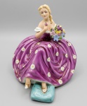 ANOS 50/60 - Antiga escultura em porcelana de figura de dama com flores e vestido Fuccia com almofada. Peça numerada. Med. 22 x 23 x 21 cm