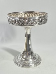 ART DECO - Anos 30/40 - Grande e antiga fruteira ou centro de mesa em metal com coluan alta conica e prato decorado com frutos na borda. Desgastes. Sem marca visível. Med. 28 x 21 cm