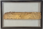 NEPAL / INDIA - Fragmento de texto Budista em 'Escrita Devanagari' utilizada entre 1650 a 1850, de acordo com a morfologia das letras e linhas utilizadas no topo chamadas: Shirorekha sobre papel de Bétula. Textos em ambos os lados. Moldura sanduiche. Med. 23.5 x 5 cm. Emoldurado. Medida total: 25.5 x 18 cm