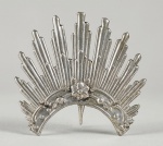 BRASIL, Séc.XIX - Antigo resplendor em prata de lei, cinzelado com raios e rosetas. Med. 5 x 7 cm e 6 x 7 cm com o pino.