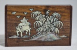 Antigo porta cartões oriental em madeira laqueada e cena de criança, búfalo e galhos de bambus em aplicações de Madrepérola e Abalone.  med. 10.5 x 6.5 x 1.5 cm