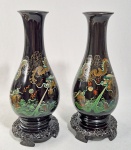 Par de antigos vasos chineses de madeira laqueada de Fuzhou, Dinastia Qing (1644-1912), século XIX, no formato balaustre com base fixa esculpida. Decorados a mão com farta com dragões perseguindo uma pérola flamejante e um lótus em espiral, em farta policromia. Med. 27cm de altura. Um dos vasos apresenta restauro na base. ---- VEJA OUTROS: https://www.sohu.com/a/67870512_329928 ----https://www.carters.com.au/index.cfm/item/1396862-a-pair-of-chinese-fuzhou-bodiless-lacquer-vases-qing-dynasty-164/