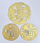 Lote com 3 antigos apliques chineses em metal dourado, cinzelado com símbolos de boa sorte e felididade. Med. 17 e 12 e 12 cm.