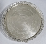 BRASIL, SÉC.XIX -  Antiga salva com grade em prata brasileira (baixo teor) e fundo em metal branco. Marca com pseudo contraste português 'P' e 'APXC', datável da segunda metade do Séc.XIX (Entre 1850 a 1890) e conhecida sob registro BR-80B no inventário de 'Marcas de Contrastes e Ourives Portugueses e brasileiros, de Fernando Moitinho. Cinzelada e guilhochada, grade vazada com folhas de Parreira. Med. 29 cm e peso bruto: 640 gramas. Teor desconhecido.