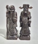 CHINA, circa de 1900 - Duas esculturas em madeira, entalhadas a mão, representando dois imortais, Lu Xing e Shou Lao. Ambos simbolizam riqueza, status e empenho profissional. Med. 11 cm.