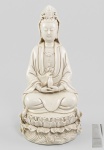 HE CHAOZONG - Antiga escultura de deusa GUANYIN (Avalokiteshvara) em porcelana chinesa DEHUA na cor branco MARFIM, sentada sobre flor de Lotus e manto sobre a cabeça. Assinada com o selo quadrado do mestre e selo no formato da Cabaça Dehua, utilizadas no final da Dinastia Ming. Med. 27 cm. Peça para coleção. Importante: No final da Dinastia Qing, Séc.XIX, dois outros importantes mestres da porcelana Dehua, chamados SU XUEJIN (1869-1919) e  XU YUNLIN criaram obras no estilo do mestre He Chaozong, executadas com a mesmo rigor e maestria e também altamente valorizadas no mercado internacional. Ver obras dos mestres: HE CHAOZONG ------ https://www.bonhams.com/search/?chronology=past&query=he+chaozong ----- SU XUEJIN ----- https://www.metmuseum.org/art/collection/search/51042 --- XU YUNLIN ----- https://www.sothebys.com/en/search?query=Xu+Yunlin&pfilters.dateRange=past
