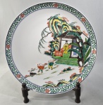 Medalhão em porcelana chinesa pintada a mão, decorado com figuras e paisagens em esmaltes no padrão da Familia Verde. Período Republicano, marca de estudio não identificada no fundo. Séc.XX. Med. 35 cm