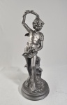 Base para luminária de figura masculina clássica em material recoberto por lâmina metálica com pintura grafite. Med. 50 cm