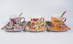 Lote com 3 xícaras de café decoradas com flores. Duas com colherzinhas. Med. 10 x 10 cm e 5 x 7.5 cm