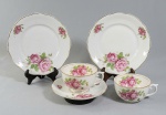 PORCELANA MAUÁ - Lote com 5 peças em porcelana nacional decoradas com rosas. Sendo duas xícaras de chá, 1 pires (com bicado), 2 dois pratinhos. Medida maior: 17 cm