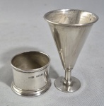 Duas peças em prata inglesa e Sterling, sendo um anel de guardanapo e um paliteiro. Medida do maior: 7.5 cm. Peso: 71 gramas.