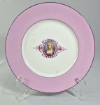 Antigo prato em porcelana francesa VIEUX PARIS, circa de 1900. Borda rosa, centro decorado com figura feminina. Med. 24.5 cm. Marcas do tempo.