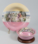 Antigo conjunto para toilette em porcelana francesa VIEUX PARIS, circa de 1900. Decoração Neo clássica. Sendo um Bowl (com fio de cabelo) e saboneteira com escorredor e tampa (3 partes). Sem marca. Med. 20 cm e 14 x 7 cm.