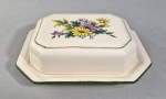 Mantegueira em faiança na cor marfim, decorada com margaridas. Sem marca. Med. 21 x 15 cm