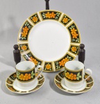 Lote com duas xicaras de café e um prato para pão ( Pq. bicado). Medida maior: 19 cm.