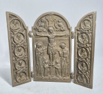 EUROPA, SÉC.XIX - Antigo e pesado ícone tríptico de viagem em bronze, estilo Bizantino. Ao centro, cena da crucificação de Cristo, ladeada por Maria e João Evangelista. Portas com figuras de apóstolos e santos. Textos escritos em grego. Medida aberta: 24 x 21 cm e fechado: 21 x 11,5 cm
