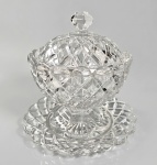 BACCARAT (Déposé), Séc.XIX/XX - (Possui par no lote...) Elegante compoteira e presentoir em cristal francês incolor, no padrão "Diamond Carre". Tampa marcada no interior: 'Déposé' (Que significa registrada, padrão registrado). Excepcional sonoridade. Med: 18 x 16 cm e 19 cm.