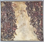 Autor não identificado - Quadro escultura em placa com pigmentos e texturas, aplicações de fragmentos de madeira aplicadas com vestígios de pigmentos vermelhos. Assinatura parcial no verso. Moldura em alumínio reforçado. Med. 55 x 55 cm
