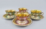 DOM PEDRO (DP) - Lote com 4 antigas xícaras em porcelana, duas verdes, duas rosas, decoradas com cenas romanticas e dourações. Alguns desgastes e uma com restauro na alça. Med. 8.5 x 7 x 4 cm e 10.5 cm.