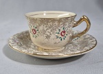 SACAVEM - Portugal - Antiga xícara para café em faiança portuguesa na cor creme, decorada com flores e folhagens douradas. Com desgastes. Med. 8 x 6 x 5 cm e 11.5 cm