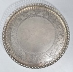 Grande e antiga salva em metal banhado a prata, fundo decorado com flores e folhagens. Galeria cinzelada e vazada. Med: 39 x 05 cm.