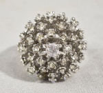 ANEL DO TIPO CHUVEIRO, EM METAL PRATEADO E STRASS. ARO 23.