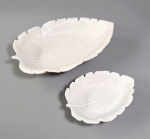 Duas travessas em porcelana branca, no formato de folhas. Sem marca. med. 30 x 20 x 06 cm e 16 x 12 x 4 cm
