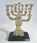 AMY SILVER ( ISRAEL) - Menorah com design criado por SALVADOR DALI (1904-1989), edição limitada, (1980/1981), revestido com lâmina de Prata 925 e detalhes dourados. Contrastado. Med. 24 x 16 cm.