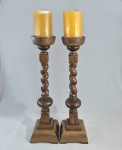 Par de tocheiros altos com colunas no estilo Manuelino português, esculpidos em madeira nobre e bases quadradas. Altura 58 cm. Total com as velas: 70 cm.
