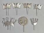 Lote com itens sacros para Santos em Prata, sendo: 4 coroas e 3 adornos com estrelas e raios. Medida maior: 5 x 4 cm (com pino).