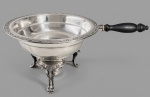 ONEIDA SILVERSMITH (USA) - Antiga panela rechaud em metal folheado a prata, compartimento para aquecer a águae suporte com fogareiro. Pés cinzelados com volutas e cabriolés. Alça em madeira. Med. 46 x 29 x 18 cm.