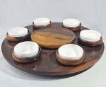 Anos 60 - Grande tábua giratória em madeira de lei, com 6 recipientes em madeira, acompanhdos por 6 bowls em porcelana branca. Diâmetro: 51 cm.