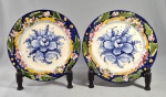 LUIZ SALVADOR (Itaipava) - Par de pratos rasos em cerâmica, pintados a mão com flores e folhagens. Marca no verso. Med. 25.5 cm.