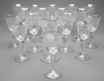 SAINT LOUIS - 17 antigas taças em cristal francês, sendo 12 de Vinho do Porto e 5 para licor. Med. 12 e 10.5 cm
