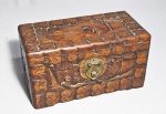 Antiga caixa chinesa em madeira esculpida a mão,  decorada com folhagens, figuras e outros elementos. Fecho em latão dourado. Anos 50/60. Med. 20 x 10 x 10 cm.