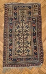 Tapete persa Baluch Mihrab decorado com árvore da vida, feito a mão. Med. 150 x 89 cm. Franjas com desgastes.