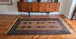 Antigo Tapete Shiraz feito a mão em lã e Seda, feito a mão, nos tons: ocre, vinho, azul e preto. Med. 237 x 135 cm. pq falha na borda.