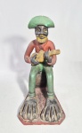 Mestre Genivaldo - Escultura em terracota " O Pezão", pintada a mão e assinada no fundo.  Med. 29 x 21 x 15 cm