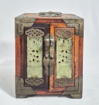 Caixa porta jóias chinesa em madeira com aplicações em metal cinzelado e vazado, lateral e  portas com placas em jade aplicadas e esculpidas com vaso de flores. Parte interna com três gavetas - Med. 18 x14 x11 cm. Acompanha cadeado sem chave.